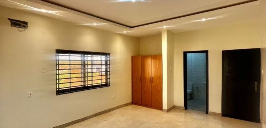 🏡 Executive 4-Bedroom House for Sale – Lakeside Community 9