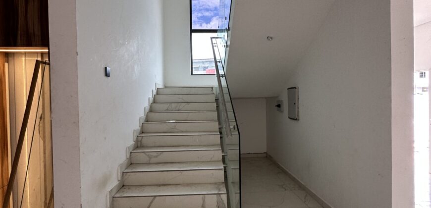 🏡 5-Bedroom Luxury Home with Penthouse – East Legon, Accra